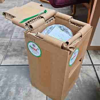 Hybrid honeycomb artwork crate combining freight and interlocking crate features